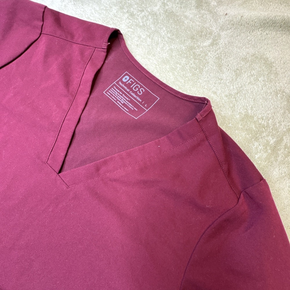 FIGS Casma Three-Pocket Scrub Top Women L BURGUNDY Stretch Medical FW1100 tech